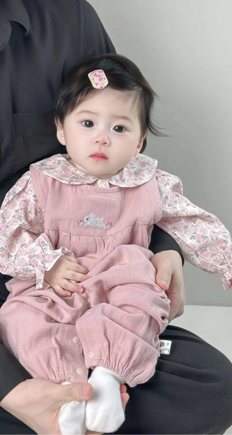 Background điện thoại em bé dễ thương