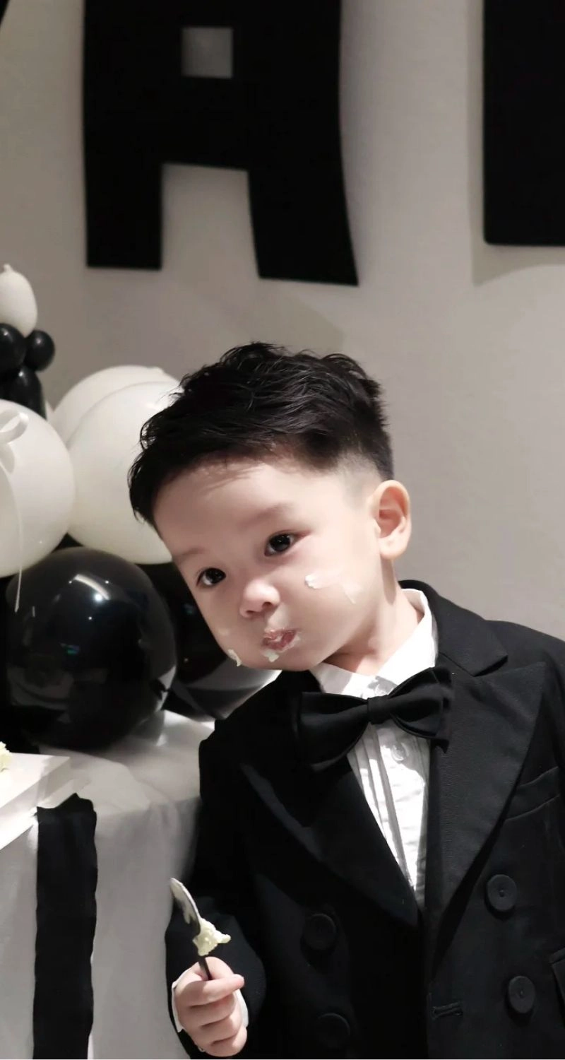 Hình nền bé trai xinh xắn