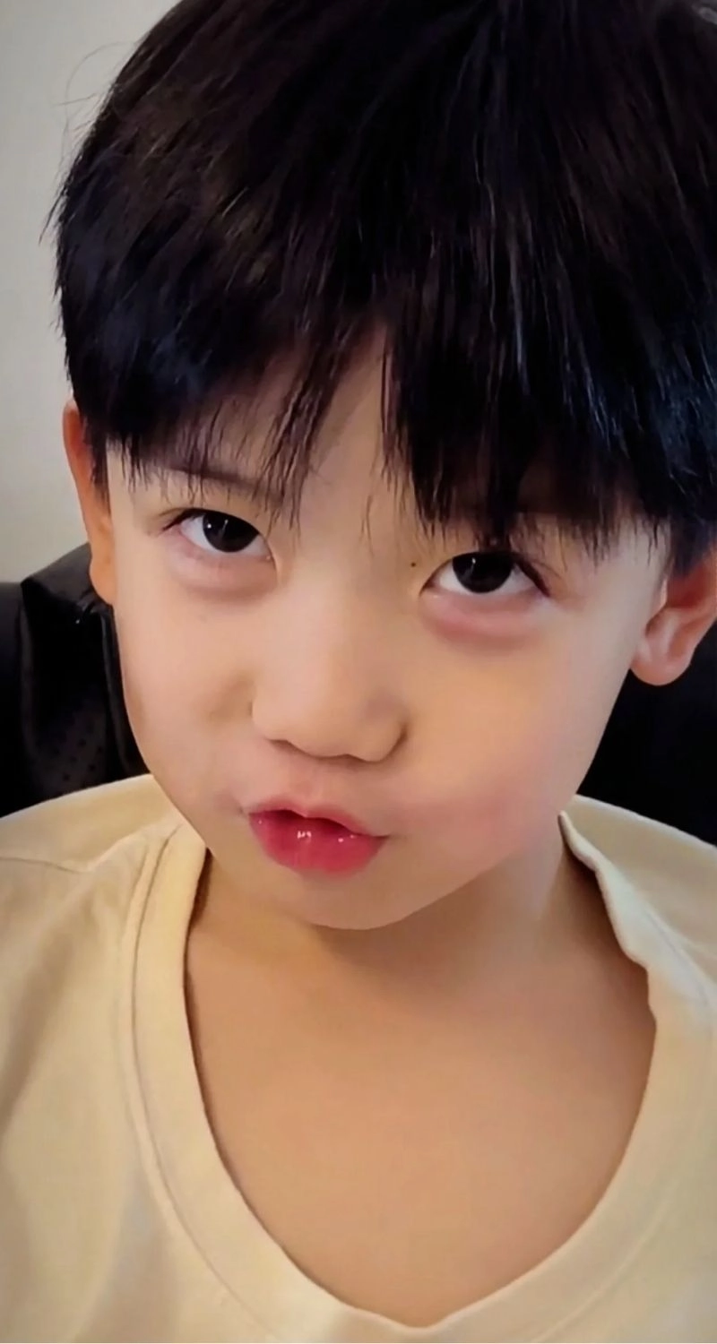 Hình nền em bé siêu đáng yêu