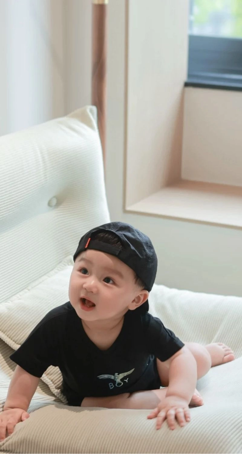 Hình nền cậu bé trai dễ thương