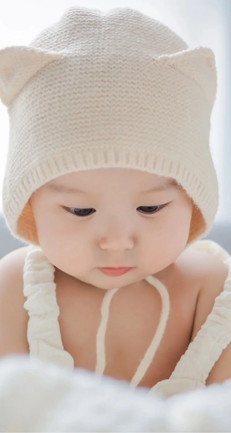 Hình nền điện thoại em bé sinh động