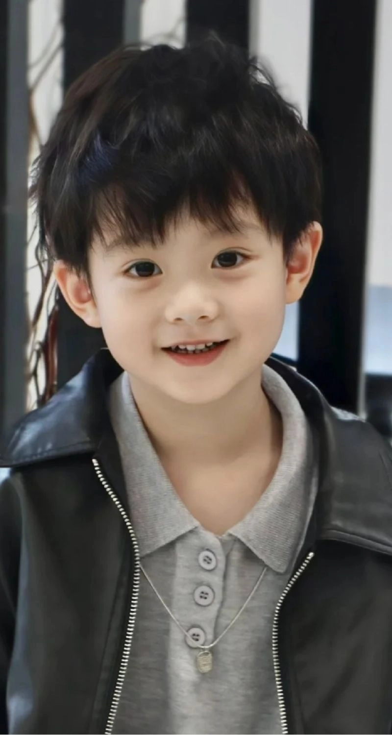 Wallpaper hình bé trai dễ thương
