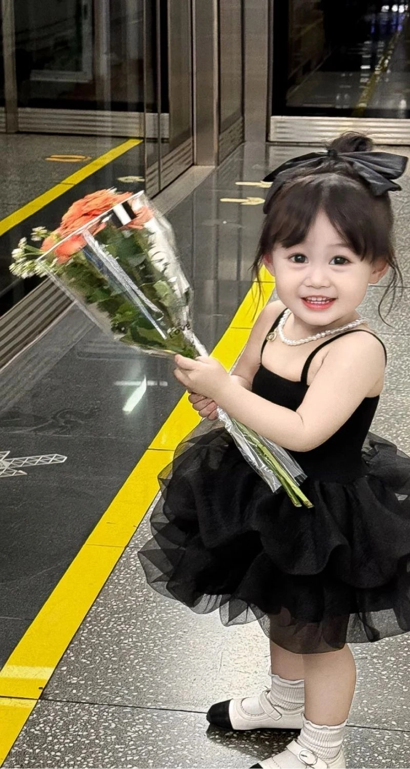 Hình nền di động bé gái cute