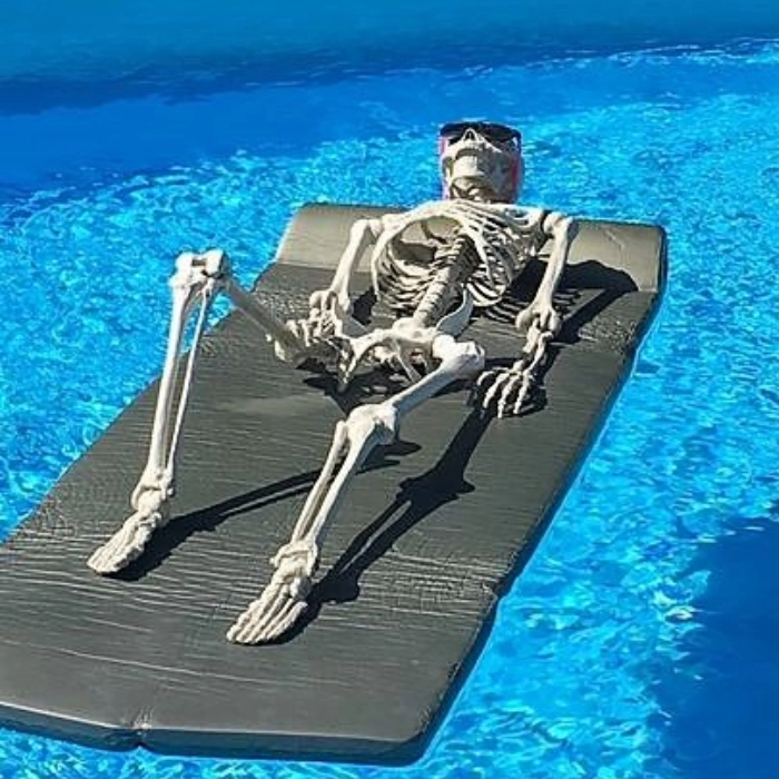 meme skeleton tắm nắng